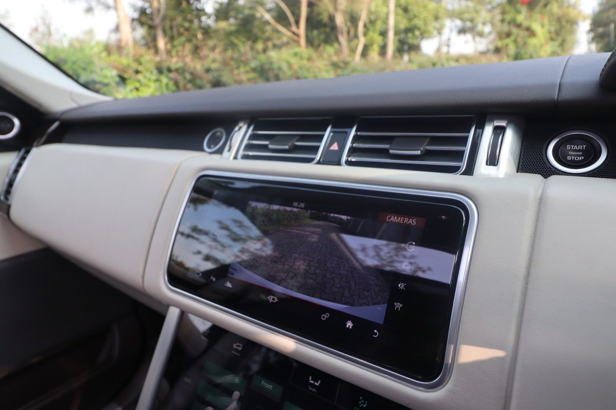 ryangift03's tweet image. 🇰🇪DAY TWENTY NINE (29/60) OF MARKETING THE 2018 RANGE ROVER VOGUE(L405)

The L405's park assist feature is quite advanced &amp;amp; unique. This system can help you park your vehicle parallel or perpendicular to the curb.

☎️0727870018 to reserve!