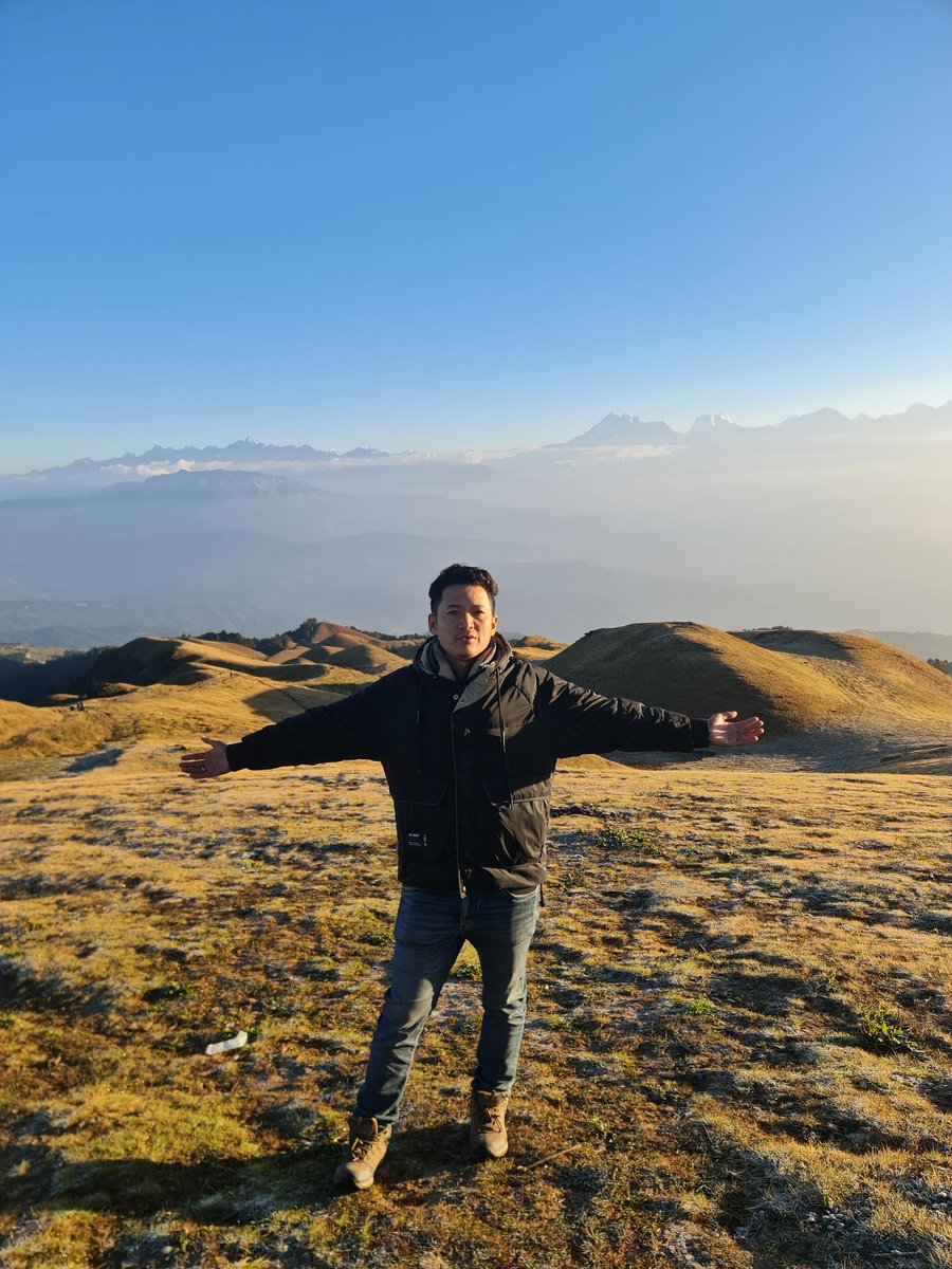 तिमी बिर्सनै नसक्ने साथ दिनु
म छुट्नै नसक्ने हात दिनेछु।
बस संगत गरेर त हेर ...