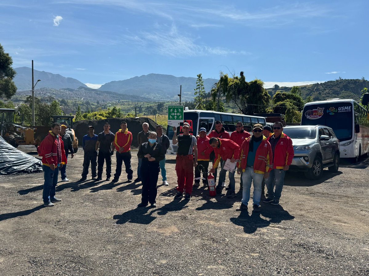 Desde la <a href="/UsmeAlcaldia/">Alcaldía Local de Usme</a> participamos en la jornada del Simulacro Distrital de Preparación, diferentes puntos abiertos y seguros son el encuentro de nuestros servidores públicos.

¿Ustedes ya tienen punto de encuentro? #SimulacroDePreparaciónBogotá 💛❤️

<a href="/IDIGER/">IDIGER</a>