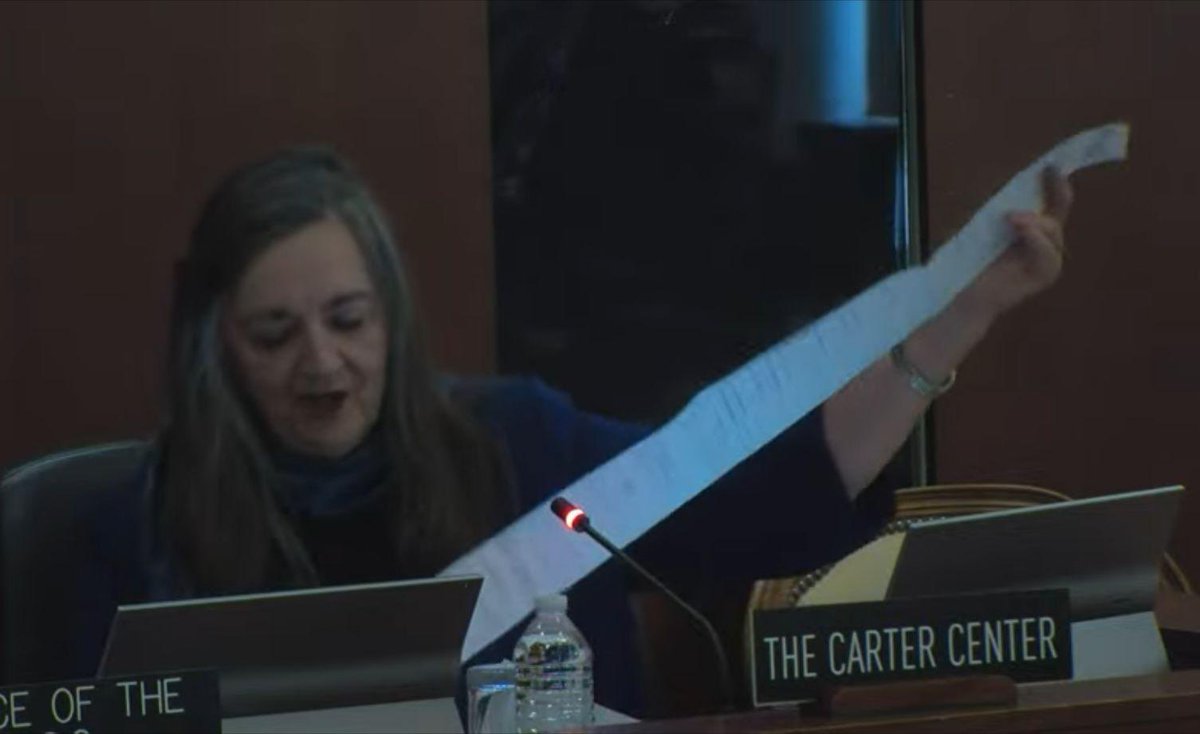 Jennie Lincoln, del Centro Carter, al lado de las copias de unas actas de votación de las elecciones del 28 de julio en Venezuela, a razón de una exposición.
Ahora Lincoln ha mostrado en la OEA un lote de actas reales, en físico, que significan el esfuerzo de mucha gente.