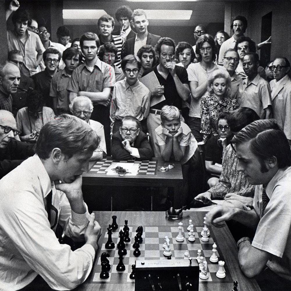 chessclubICC's tweet image. Here&apos;s a fantastic picture from the @nytimes archive: Bobby Fischer playing blitz with Andrew Soltis at the Manhattan Chess Club in 1971.

📸: Larry Morris 
#chesshistory #chessTBT