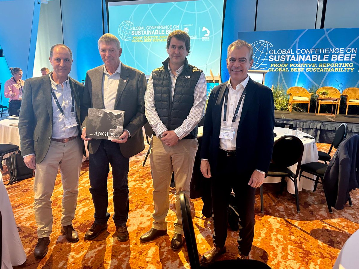Los directivos de <a href="/AngusUruguay/">Angus Uruguay</a> junto a el Presidente de <a href="/GRSBeef/">GRSBeef</a> Bob Lowe durante el segundo día del Congreso Mundial de Carne Sostenible👏