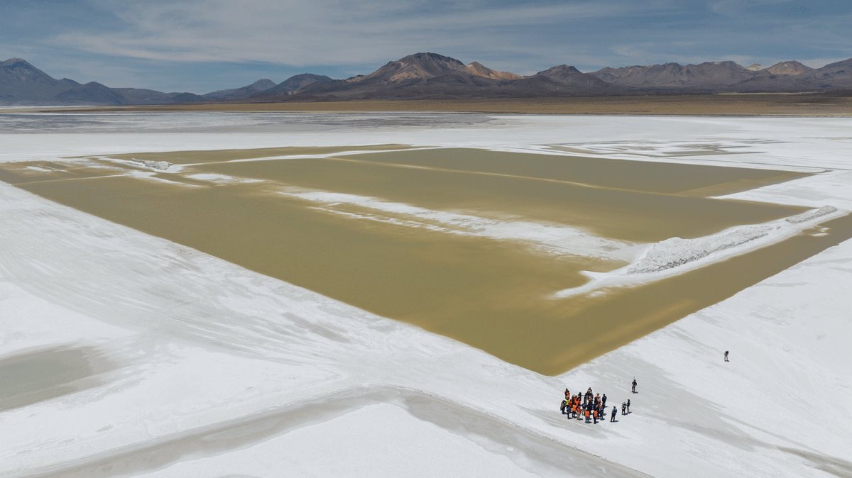 1TAmbiental's tweet photo. 🔵Desde ayer estamos en el Salar de Surire en una visita inspectiva para recabar antecedentes en terreno en el marco de la demanda por daño ambiental interpuesta por el Consejo de Defensa del Estado @CDE_CHILE en contra de la empresa Quiborax. https://t.co/fVOaXHNQLf
