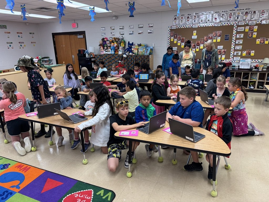 ISD840's tweet photo. #NorthsideStJ had some Grade 4 and Kindergarten buddies this morning. Students from Mr. Kaus' class partnered up with Mrs. Romsdahl's class and 4th graders helped Kindergartners log-in to their chromebooks to get on Reading Eggs and Mathseeds. https://t.co/mb0wN6jQIh