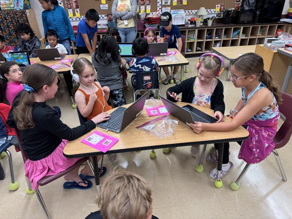 ISD840's tweet photo. #NorthsideStJ had some Grade 4 and Kindergarten buddies this morning. Students from Mr. Kaus' class partnered up with Mrs. Romsdahl's class and 4th graders helped Kindergartners log-in to their chromebooks to get on Reading Eggs and Mathseeds. https://t.co/mb0wN6jQIh
