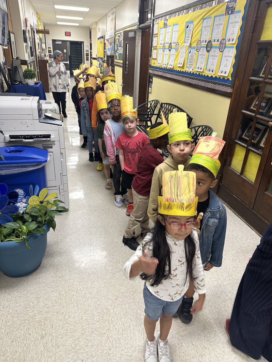 HTSD_Greenwood's tweet photo. Look Who’s Marching Alone… Our Kindergarten Students🥳@WeAreHTSD @GreenwoodPTA1 💙💛#LearnAndGrowLetTheKnowledgeFlow https://t.co/70LbiLf0LQ
