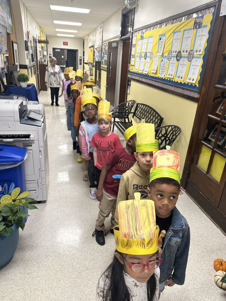 HTSD_Greenwood's tweet photo. Look Who’s Marching Alone… Our Kindergarten Students🥳@WeAreHTSD @GreenwoodPTA1 💙💛#LearnAndGrowLetTheKnowledgeFlow https://t.co/70LbiLf0LQ