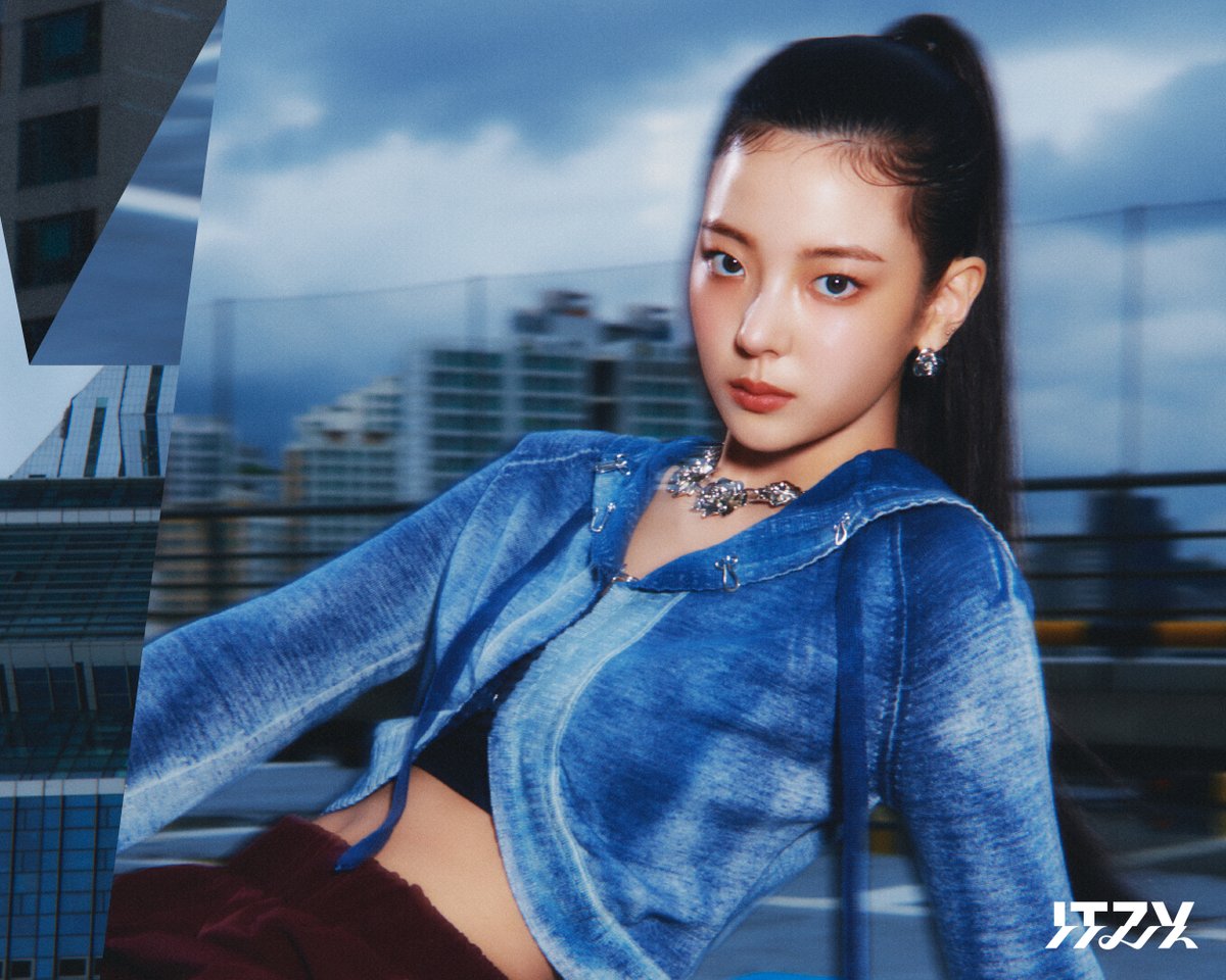 ITZYofficial's tweet photo. ITZY <GOLD> ALBUM CONCEPT PHOTO #4
OUR WORLD IS STILL DIFFERENT #LIA #리아

💿 ALBUM RELEASE 
2024.10.15 TUE 6PM (KST) | 5AM (EDT)

#ITZY #MIDZY @ITZYofficial
#ITZYComeback 
#ITZY_GOLD https://t.co/ldJhzmQYlK
