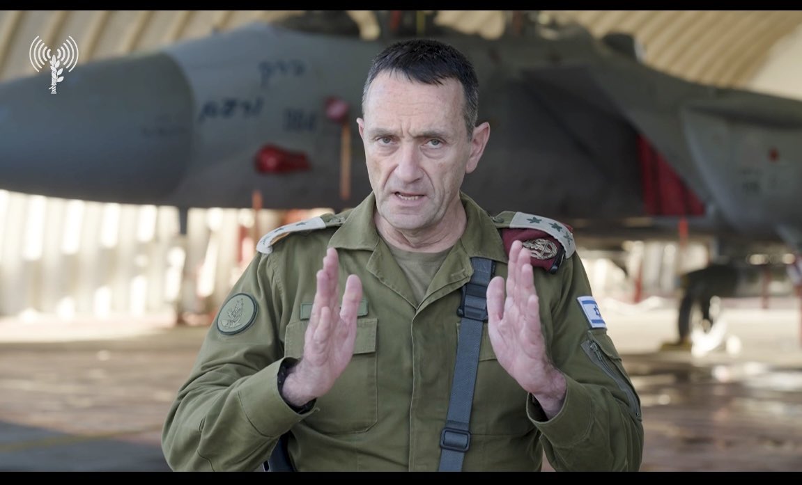 *رئيس الأركان في قاعدة تل نوف الجوية: "لدينا قدرات للوصول والهجوم في كل نقطة في الشرق الأوسط. واذا لم يفهم ذلك أي من أعدائنا فسيفهم ذلك قريبًا"*
رئيس اركان جيش الدفاع الجنرال هرتسي هليفي خلال زيارة لقاعدة تل نوف الجوية اليوم : أطلقت إيران بالأمس حوالي 200 صاروخ باتجاه دولة