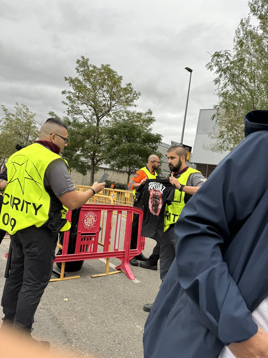 Girona lekker nooit meer Europees mee laten doen. Geweigerd worden met uitkaarten bij het uitvak. Rotterdam radical shirts worden ingenomen. Camera’s ingenomen. Wat een tyfus bende