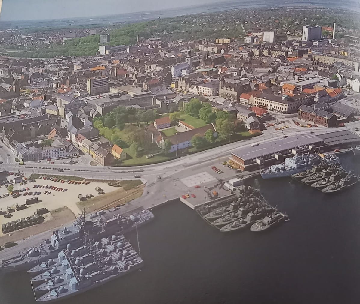 troelsll's tweet photo. Hej @Navalnoerby. Ovre på Zuckerbergs version af Hestenettet diskuterer vi hvornår nedenstående billede fra Aalborg er taget. Jeg har været igennem diverse Søværnsorienteringer for at finde øvelser fra 80'erne der kunne have bragt DK/DE forbi. Har du et bud på hvilken øvelse? https://t.co/0mvwDyikJo