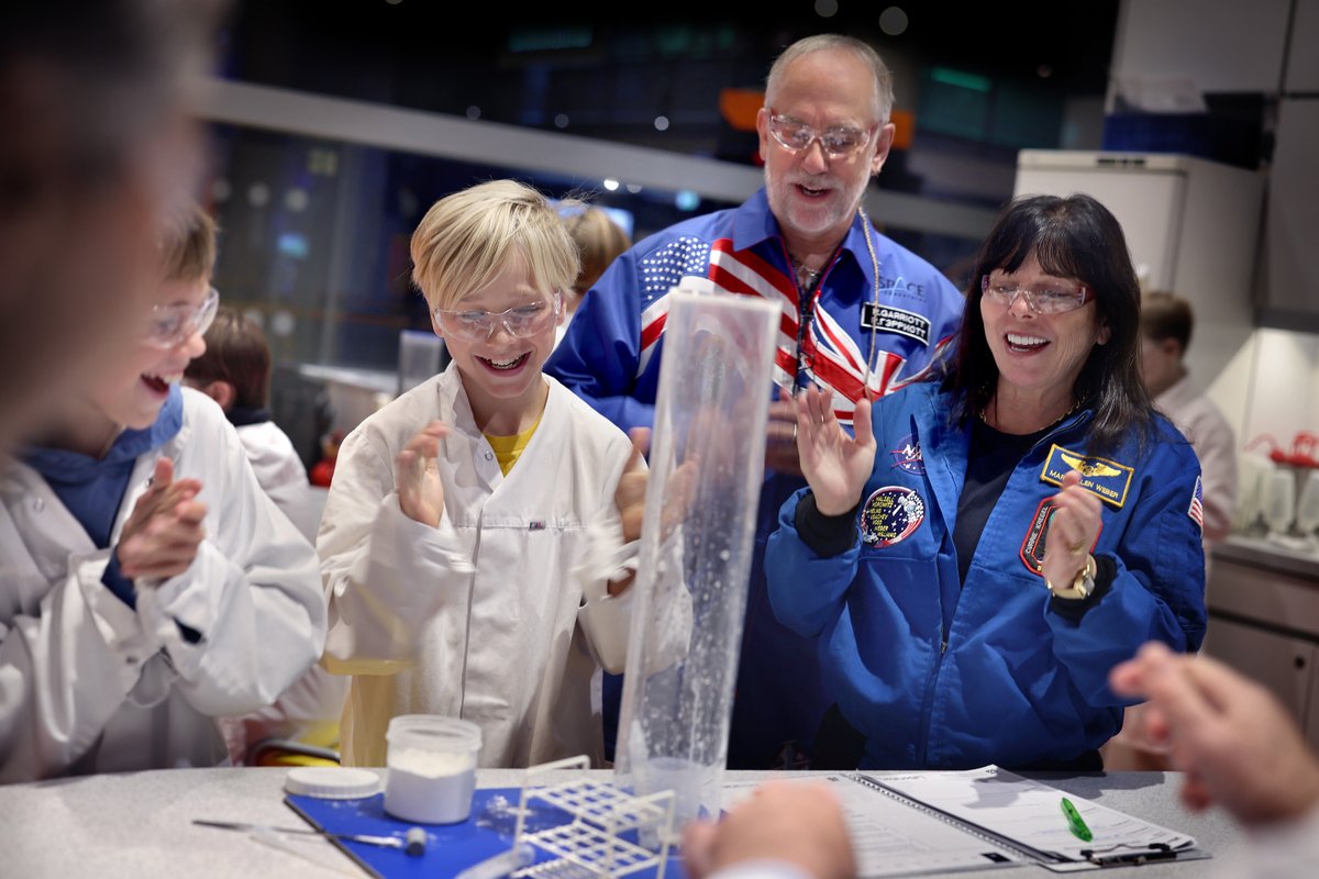 ESERO NL (@eseronl) on Twitter photo “Iedereen die hard werkt kan astronaut worden!”, aldus astronaut Mary Ellen Weber. Weber was vandaag met collega Richard Garriott voor de #Astronautendag van ESERO NL in <a href="/NEMOamsterdam/">NEMO Science Museum</a>. Lees meer -> ap.lc/vzIsQ #weekvanderuimtevaart “Iedereen die hard werkt kan astronaut worden!”, aldus astronaut Mary Ellen Weber. Weber was vandaag met collega Richard Garriott voor de #Astronautendag van ESERO NL in <a href="/NEMOamsterdam/">NEMO Science Museum</a>. Lees meer -> ap.lc/vzIsQ #weekvanderuimtevaart