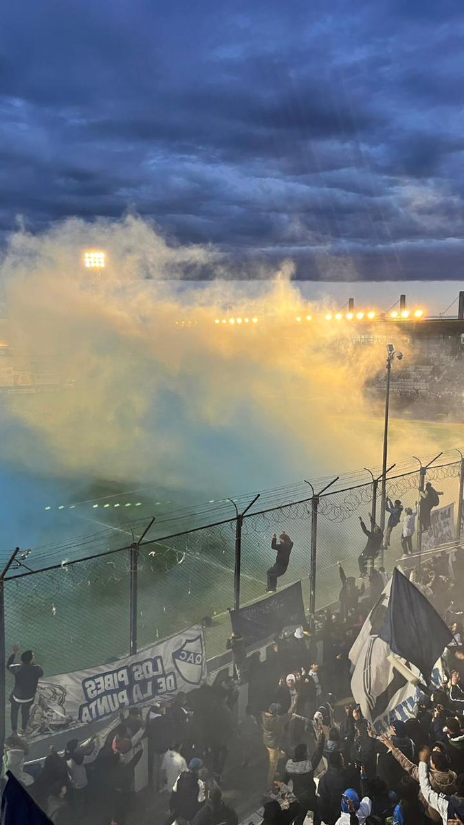 QuilmesFoto's tweet photo. Si apoyas a los clubes grandes del país antes que al equipo de tu ciudad o región, no te gusta el verdadero fútbol, te gusta ganar.

-Francesco Totti. https://t.co/vOMmBcOcEP