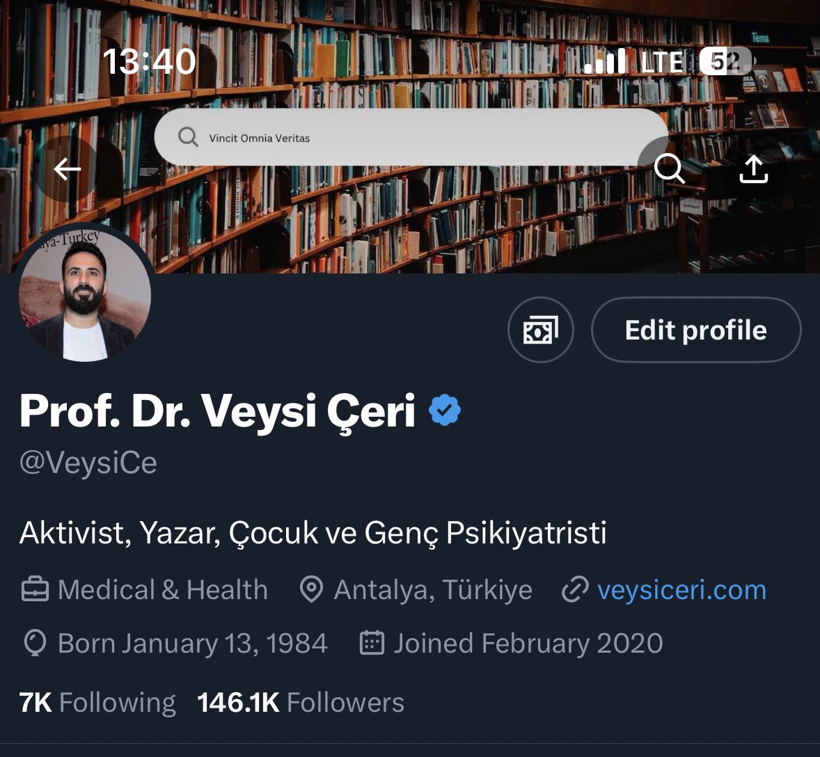 Profilimde küçük bir değişiklik oldu.
Küçük bir kasabadan çıkagelmiş biri olarak Profesörlüğümü, okuyamamış olmasına rağmen “ceketimi satar yine de sizi okuturum” diyen babamla bu süreçte hayır dualarını hep yanımda hissettiğim canım annemle kardeşlerime ve küçük bir kasabada