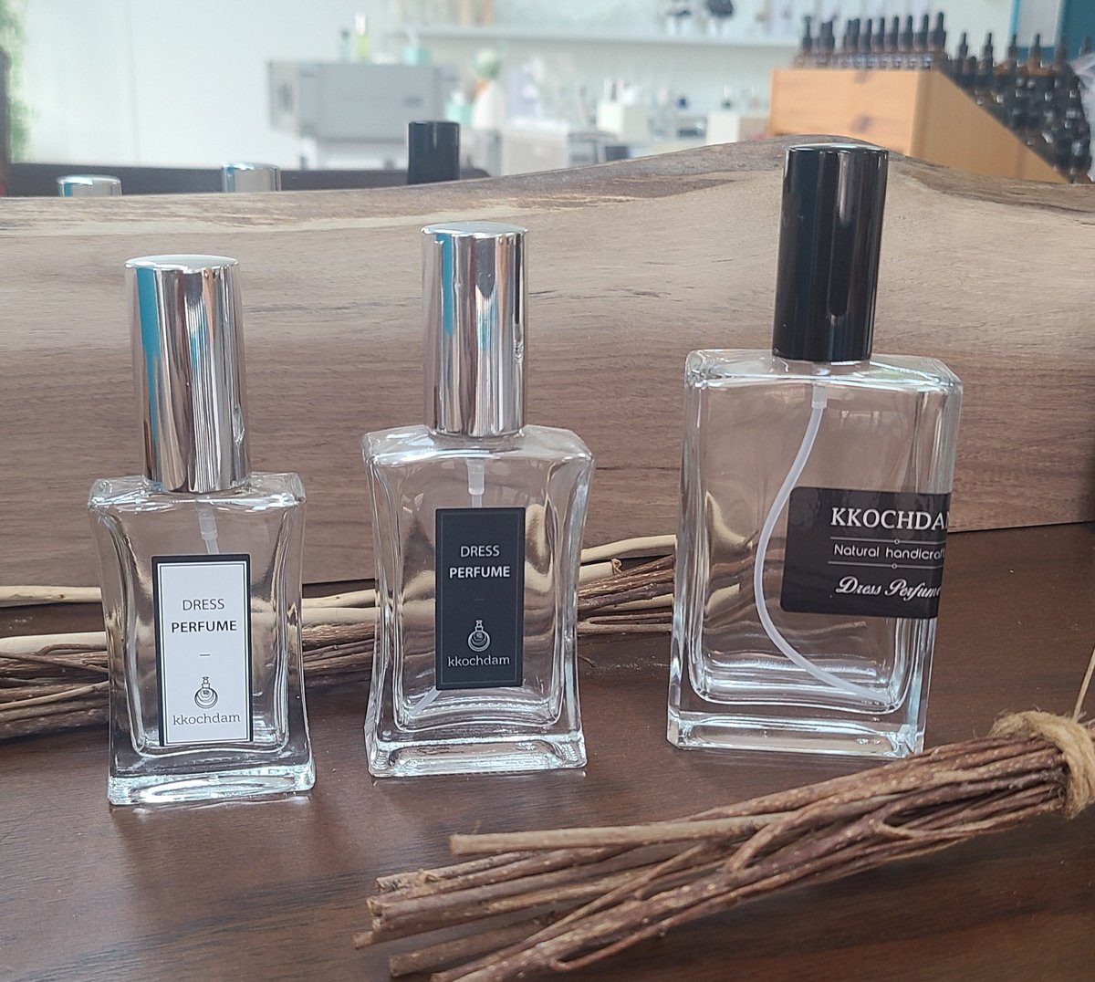 [팔로우&amp;RT이벤트] 10월 커미션 오픈 기념 자캐/최애 향수 이벤트 본 계정을 팔로우 알티 해주신 분들 중 3명에게 공방에서 직접 만든 자캐/최애 50ml 꽃담 향수를 무료로 제작해드립니다!🌸

-추첨 : 10/27일 저녁에 🐥