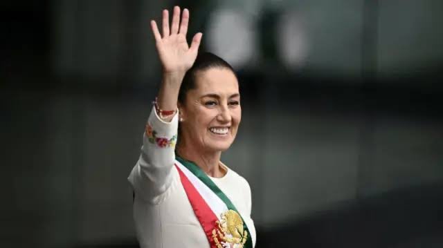 neoliberalover's tweet photo. No amigo sheinbaumnista, yo no tengo nada en contra de Claudia como persona, pero sí como la figura jurídica y política que representa para todo el país. 

Sinaloa sigue bajo fuego, Acapulco bajo el agua, y su primer imitación de mañanera le hace un homenaje a unos “estudiantes” que perdieron la vida hace 46 años, porque estaban “en pie de lucha”, los estudiantes están en la aulas; no de revoltosos, pero no entremos a debate. 

Pídale una disculpa pública al millón de muertos que dejó su antecesor y que ayer no se cansó de aplaudirle sus errores. 

Pídale una disculpa pública a las madres buscadoras y a los padres de los niños con cáncer porque Andrés Manuel no los recibió. Pídale una disculpa Pública a México por la deuda adquirida, la sangre derramada; pídale disculpas públicas a las familias del Rébsamen y de la Línea 12 del metro, dígales que usted no usó al ejército para reprimir, pero que sí usó el aparato político de morena para zafarse de su responsabilidad en el Rébsamen y por encubrir a Florencia Serranía por sus muertos del metro. 

Ojalá un día la escuchemos pedir disculpas públicas por lo anterior señora @Claudiashein