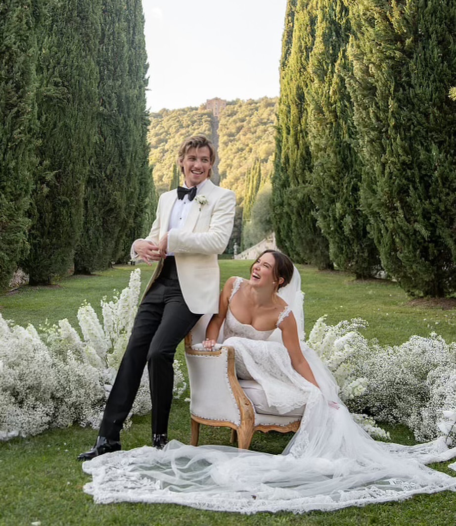 SThingsMeme's tweet photo. Millie Bobby Brown and Jake Bongiovi Wedding Photos https://t.co/EHdwAUxakM