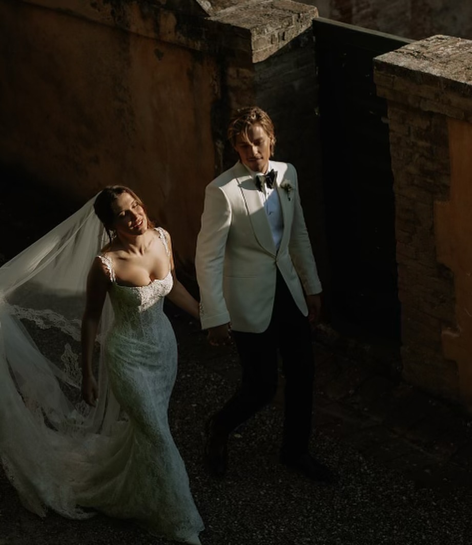 SThingsMeme's tweet photo. Millie Bobby Brown and Jake Bongiovi Wedding Photos https://t.co/EHdwAUxakM