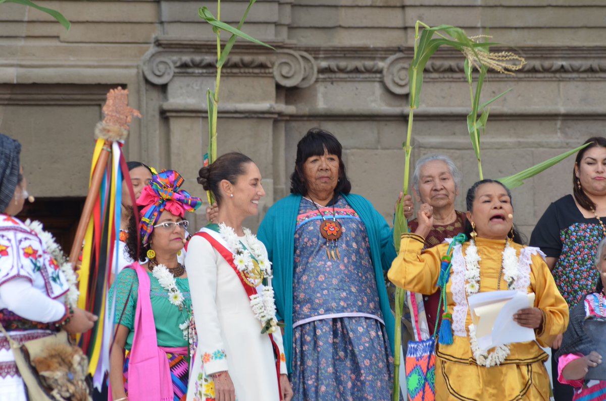 ¡Hoy es un día histórico para México!

Después de más de 200 años como país independiente, tenemos el honor de contar con la primera presidenta en nuestro país.