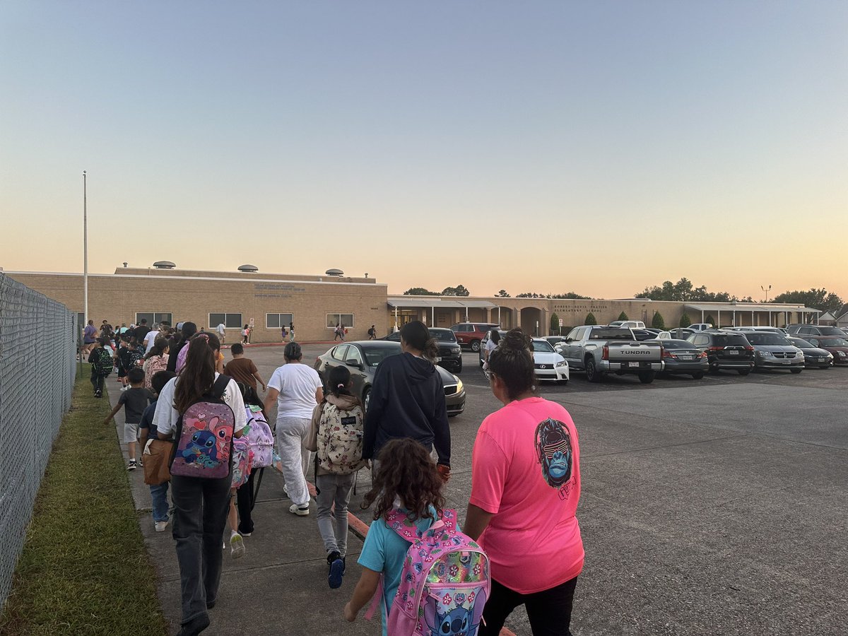 IsaacRdrz's tweet photo. Happy National Walk to School day from #FrazierES ๐ถโโ๏ธ ๐ฆ ๐ https://t.co/RDgx9IMrAm
