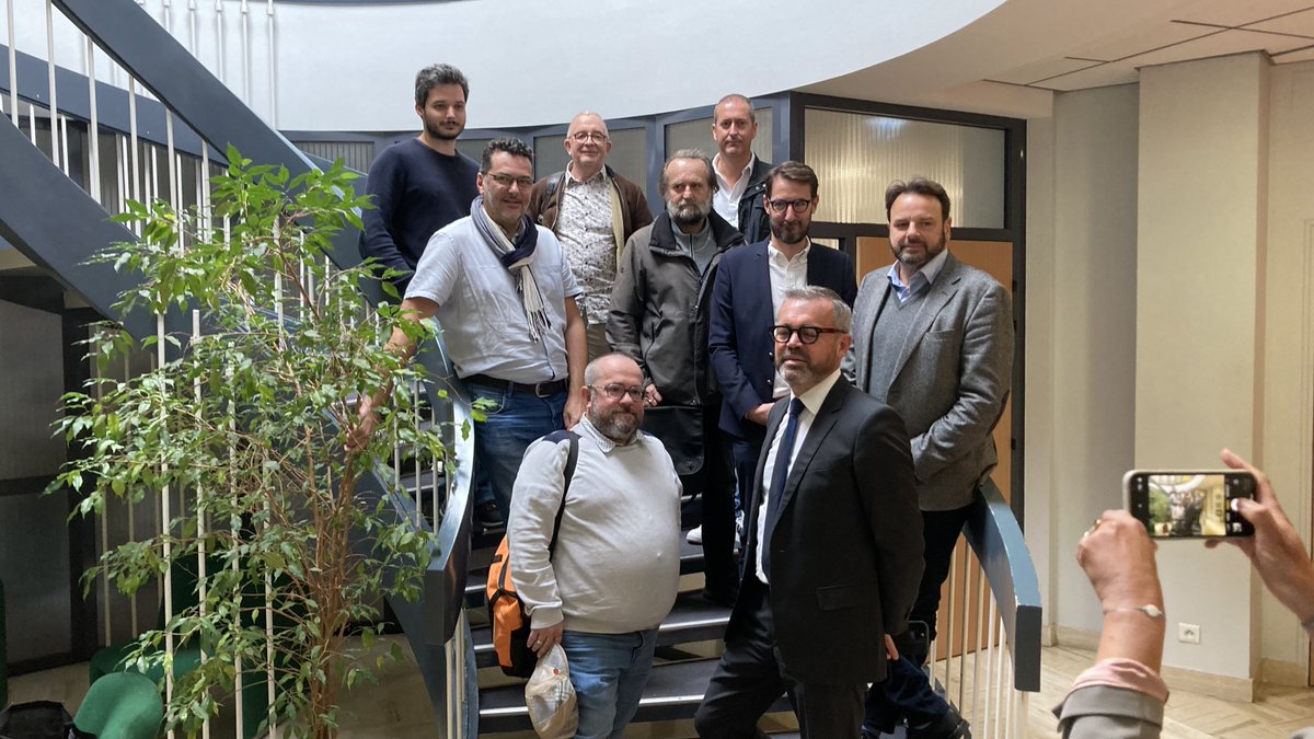 1/3 Pays de #Rennes 
La <a href="/CFDT/">CFDT</a> signe un accord qui limite les ouvertures des commerces alimentaires et de détails le #dimanche ! 
3⃣ dimanches complets ouverts par an au maximum (au lieu de 12) sur une liste de 6 dates
4⃣ jours fériés ouverts par an max (recommandation)