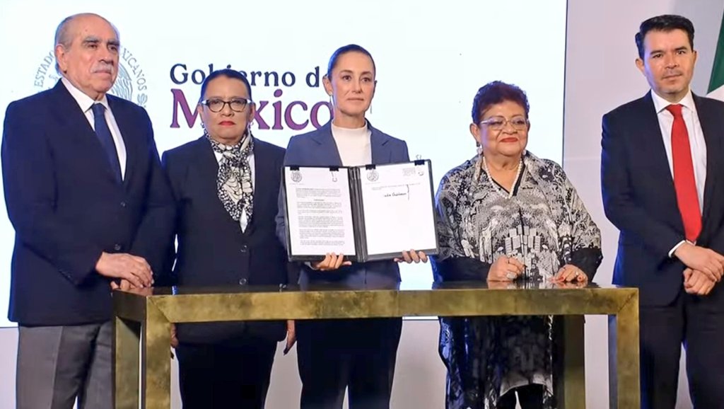 En la primera #MañaneraDelPueblo en #PalacioNacional, la Presidenta Claudia Sheinbaum <a href="/Claudiashein/">Claudia Sheinbaum Pardo</a>, firma acuerdo de no repetición y ofrece disculpa pública por matanza del 68.

#2deOctubre
#NoSeOlvida
#ClaudiaPrimeraPresidenta