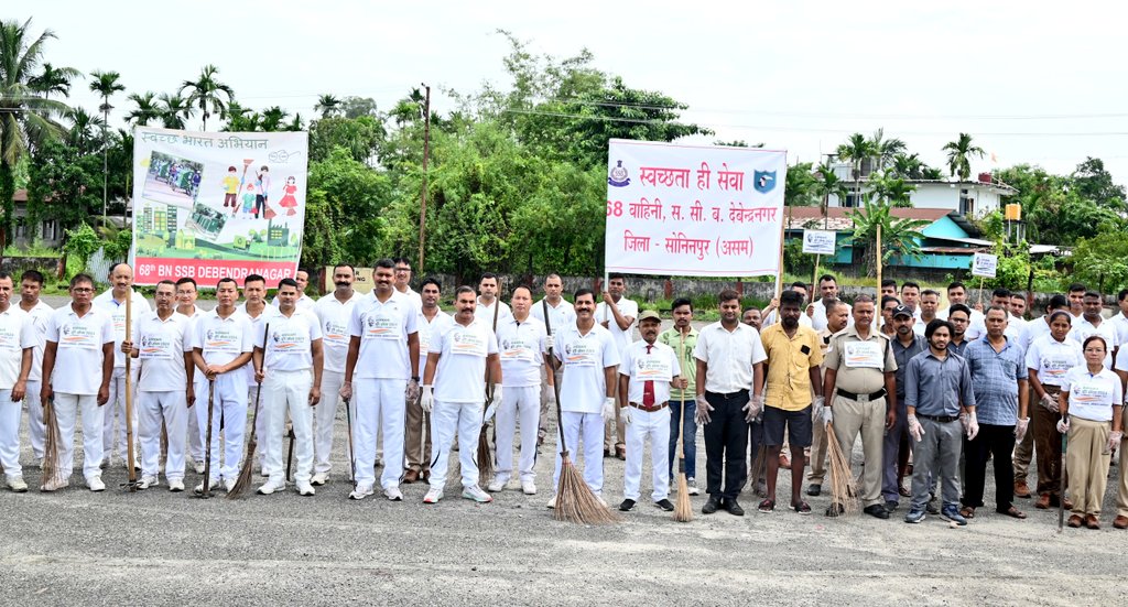 SSB_INDIA's tweet photo. #SpecialCampaign4
@68BnSSB_INDIA देवेंद्रनगर द्वारा 2 अक्टूबर 2024 को  #GandhiJayanti व #LalBahadurShastri जयंती के अवसर पर डेकारगांव रेलवे स्टेशन पर वृहद स्वच्छता अभियान का आयोजन किया गया।
#SSB जवानों, रेलवे कर्मचारियों व नागरिकों ने बढ़-चढ़कर हिस्सा लिया। #स्वच्छभारत 
 #SHS24 https://t.co/K2bnloBniI