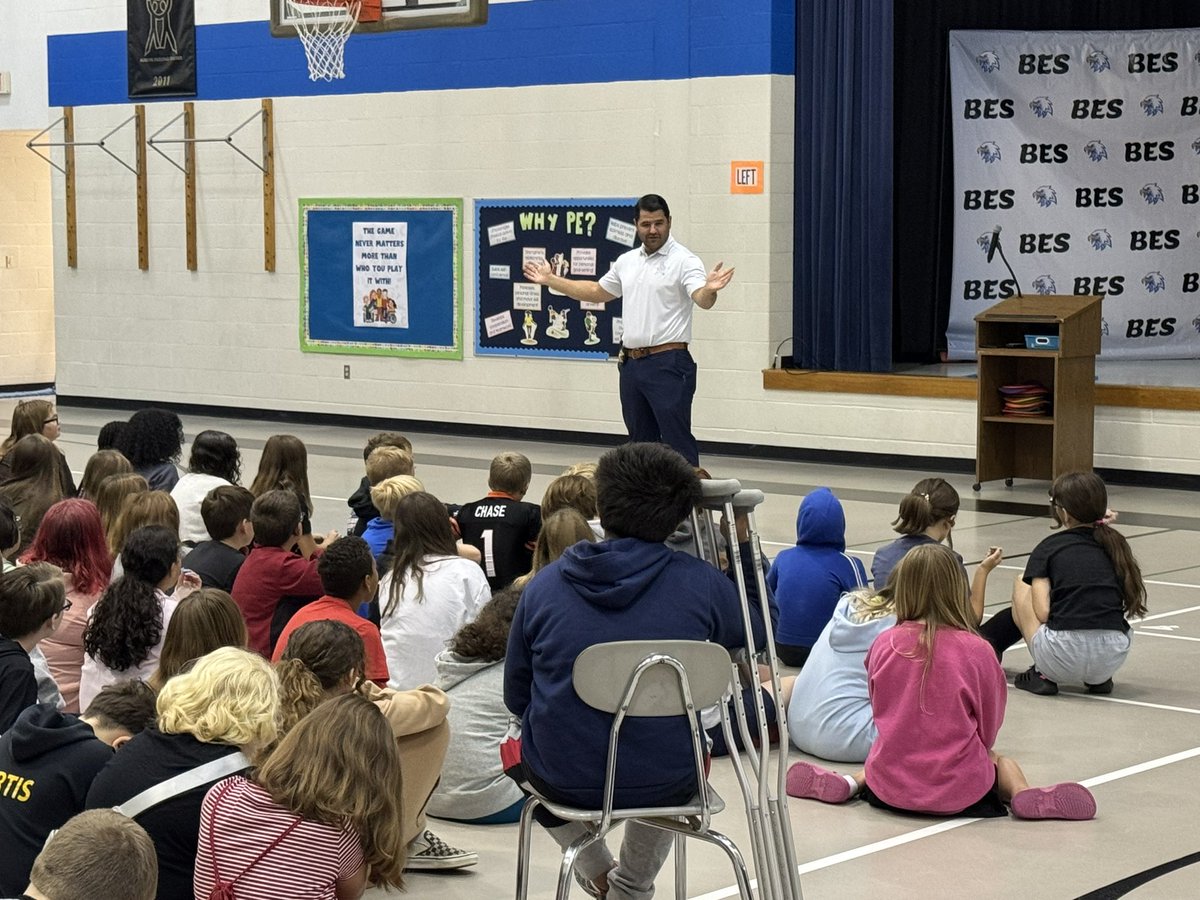 bes_stem's tweet photo. Detective SGT Theetge from @BooneSheriffKY spoke with our 5th graders today about internet safety and cyberbullying. The students had very thoughtful questions for him and left with a much better idea of how to stay safe online and on social media! @Boone_County @BES_Eagles https://t.co/vgkJp2bVGJ