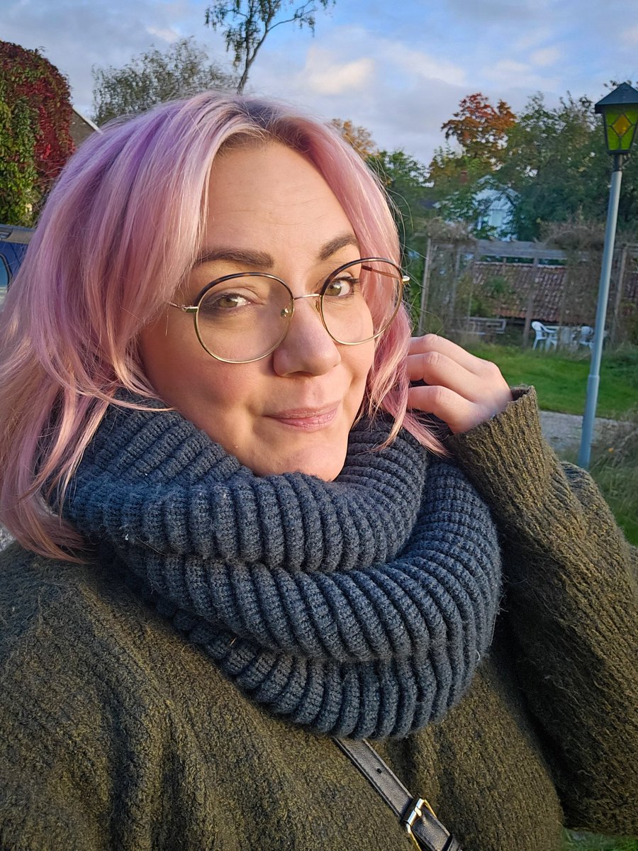 It's finally huge scarf season. ❤️