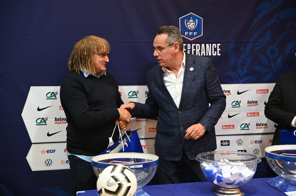 "Ce tirage, un honneur"

Hamid Belmahi et Eric Teurnier, deux salariés historiques des Districts 75 et 93, ont été invités par le Président Jamel Sandjak pour effectuer le tirage au sort du 5ème tour de <a href="/coupedefrance/">Хамидов Мехродж</a>.

Les réactions 👇

➡️ paris-idf.fff.fr/simple/un-honn…