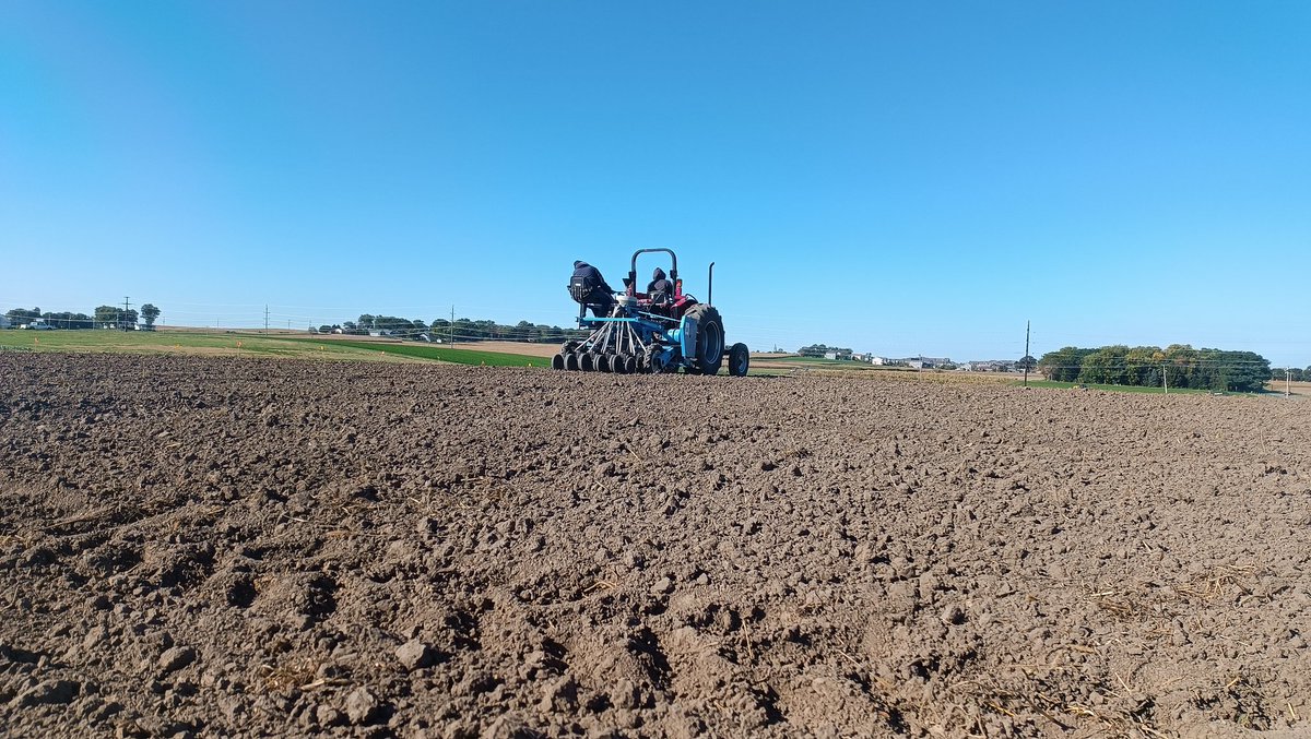Planting hard red winter wheat trials at UW-Madison this morning with the Cereals Breeding and Quantitative Genetics group. Great team!!
Siembra de ensayos de trigo invernal en UW-Madison. Gran equipo!!