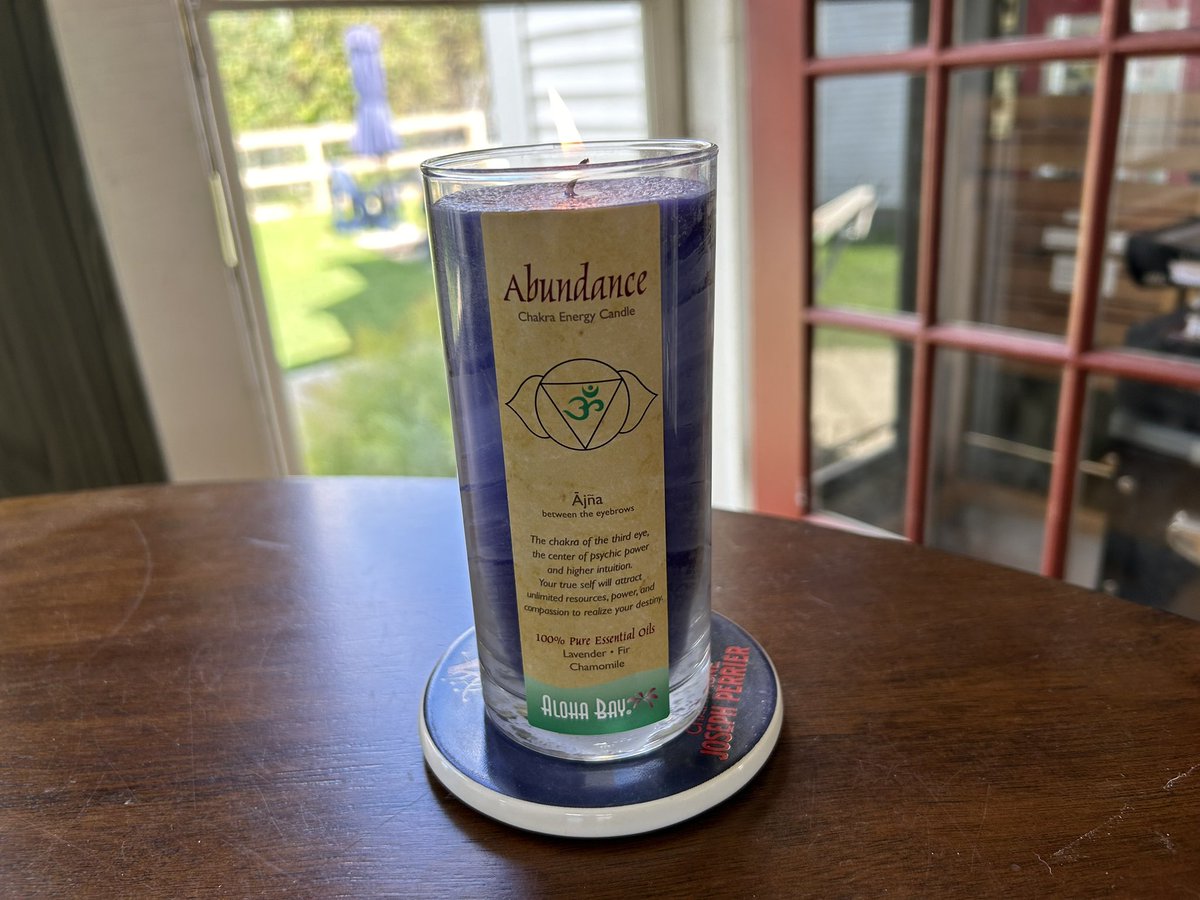 ShawnTWrites's tweet image. New month. New abundance candle. (Because I buried my last one in the backyard—long story.🤣)

@Penny_Zang 😉❤️

#writingcommunity #abundance #writinggoals #keepgoing