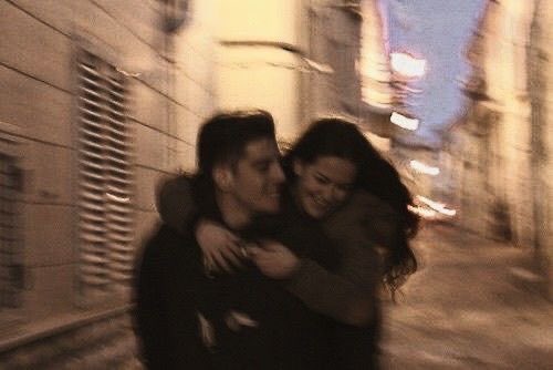 bir gün daha seni görmeden geçiyor
ama kavuşacağız.