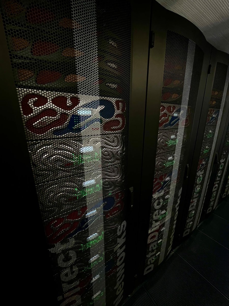 dmstfctn's tweet image. we’re live inside the 4th most powerful supercomputer in the world, in Bologna, training an AI to act like a commedia dell’arte mask 🎭