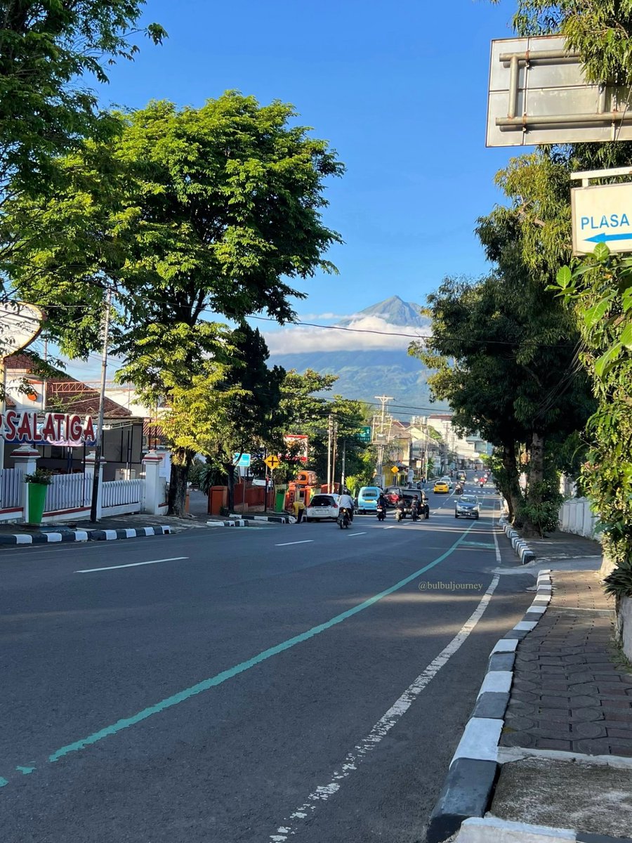 bulbulkiroku's tweet photo. Salatiga memang menarik! Letaknya strategis dengan akses transportasi yang mudah, ditambah iklimnya yang sejuk dan nyaman. Manifesting bisa punya rumah di sini suatu hari nanti, aamiin. 🏡🍃 https://t.co/ERNTfZNoxR