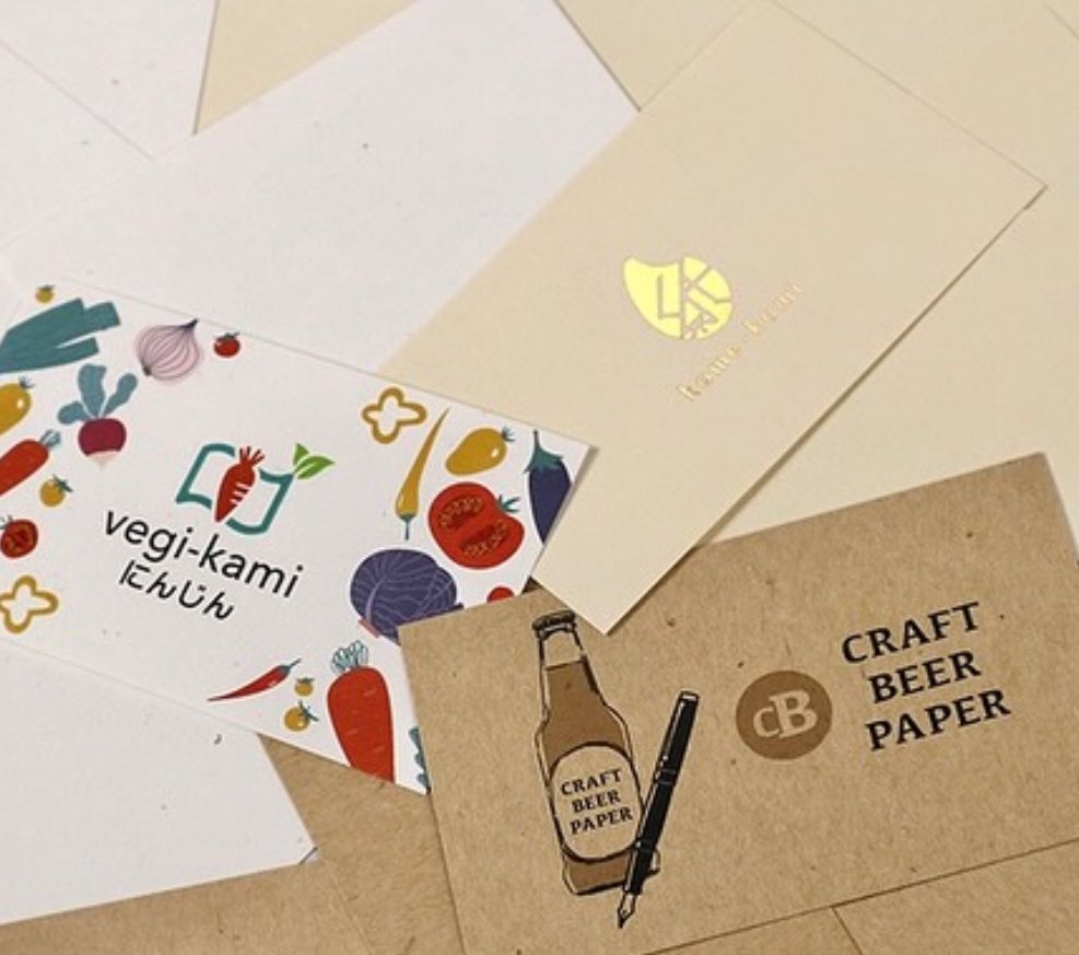 オエステ会限定フードロスペーパー発売のお知らせです。
2024年10月5日（土）加盟店にて発売。
廃棄される素材を価値ある「紙」に

★kome-kami
★vegi-kamiにんじん
★クラフトビールペーパー

今回は3種類のフードロスペーパーを使い、一筆箋と名刺サイズカードを発売します。
