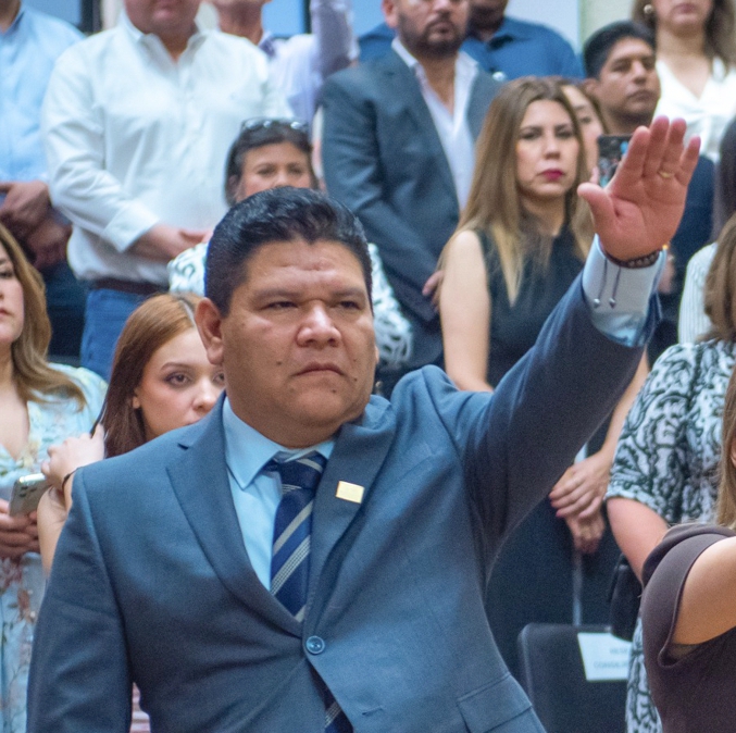 Desde ayer Wilfredo Morales es consejero en <a href="/IEESonora/">IEE Sonora</a>, y <a href="/transparenteSon/">TransparenciaSonora</a> otra vez se quedó sin un comisionado, ahora sin poder llamar suplente: Uno está inhabilitado y dos son mujeres (no habría paridad).
¿Convocará el <a href="/CongresoSon/">Congreso Local Son</a> para un organismo sentenciado a desaparecer?