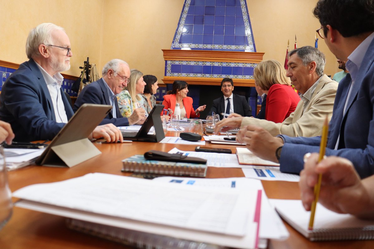 JoseleCaballero's tweet photo. ✅️ Desde el @gobjccm estamos cumpliendo con todos los compromisos que el presidente @garciapage tenía con la provincia de Ciudad Real.

✍️ Así lo hemos evaluado hoy en una reunión de coordinación con la delegada @blancaclm y todos los delegados provinciales. https://t.co/w8iGdnykxb