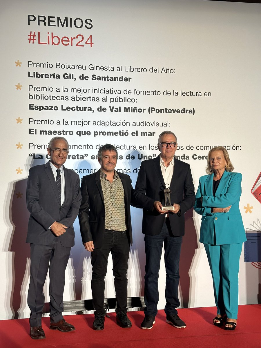 FeriaLiber's tweet photo. Premio a la Mejor Adaptación Audiovisual de una Obra Literaria. La emocionante adaptación de El maestro que prometió el mar se lleva el premio a la Mejor Adaptación Audiovisual en #Liber24. ¡Felicidades a @Pacoescribano ! 🎥📖 #CineYLiteratura #Cultura #PremiosLiber https://t.co/2mfRgCaUyu