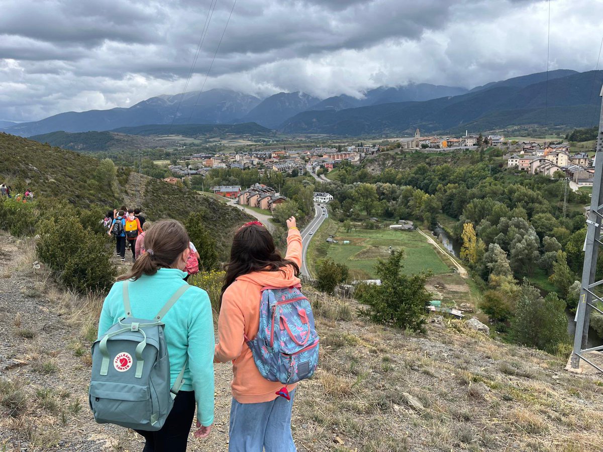 Malgrat els núvols, 1r d’ESO ha pogut visitar Bellver de Cerdanya i descobrir els misteris de la cova d’Anes.