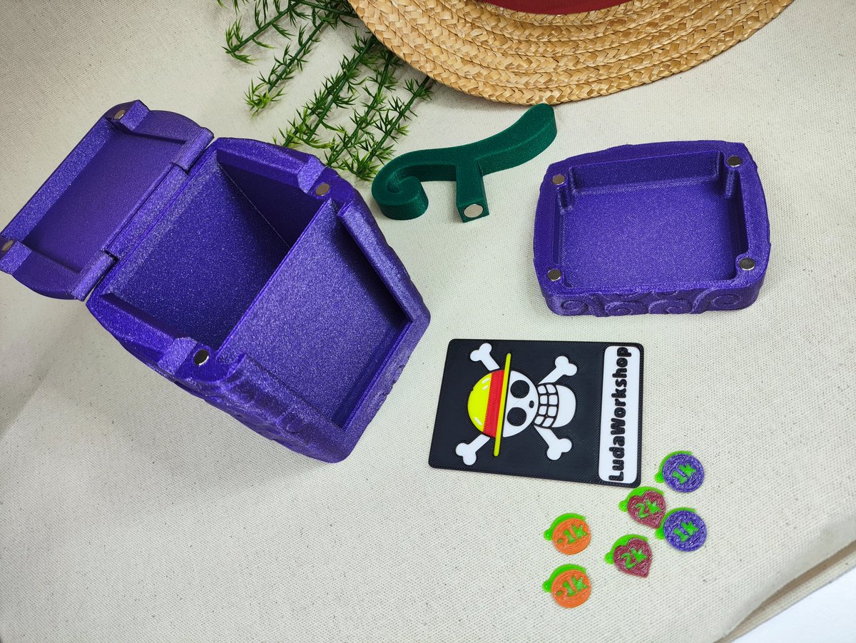 GrisAtelier's tweet photo. Es día de SORTEO:

Caja de One Piece para cartas, inspirada en la mítica fruta 🍇 (de Belcebú), ¡incluye funda acrilica!

Para participar: 
✅Sígueme en esta cuenta 
🔁Rt a este post. 
🏴‍☠️Menciona a tu Nakama y la fruta que crees que tendría 🤣

¡¡Ganadores este viernes día 4!!! https://t.co/FStJzAlAiv