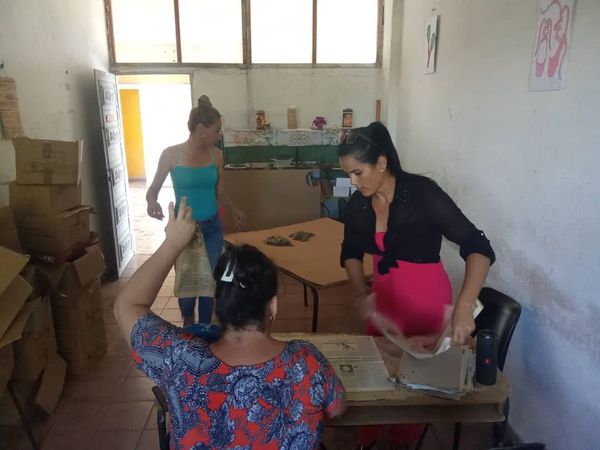 PChesalle's tweet photo. #HOY en nuestro instituto, los instructores de arte comienzan su preparación para el desfile por el día de la cultura cubana.
Porque trabajar con amor es un arte.
#culturayamor
#EducaciónVillaClara
#VillaClaraConTodos
#CubaMined
#culturayaprendizaje https://t.co/rod55VaLad