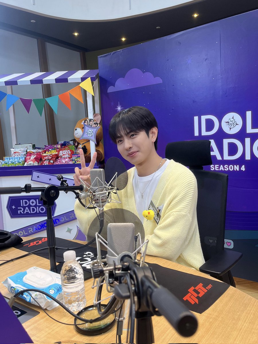 P_STopo's tweet photo. El DJ más lindo Keita 😍 el amarillo le queda hermoso 💛
Estoy muy orgullosa de Keita
#EVNNE #이븐
#케이타 #KEIT https://t.co/OnA58cZgZG