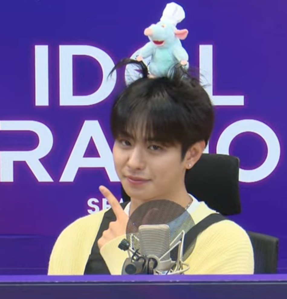 P_STopo's tweet photo. El DJ más lindo Keita 😍 el amarillo le queda hermoso 💛
Estoy muy orgullosa de Keita
#EVNNE #이븐
#케이타 #KEIT https://t.co/OnA58cZgZG