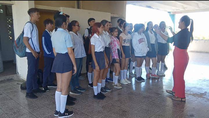 #HOY en nuestro centro, seguimos creciendo, formando y preparando estudiantes en el arte, dónde se realizó una excelente clase de preparación vocal con el grupo de 11no Grado.
#EducaciónVillaClara #VillaClaraConTodos
#CubaMined
#cubacultura