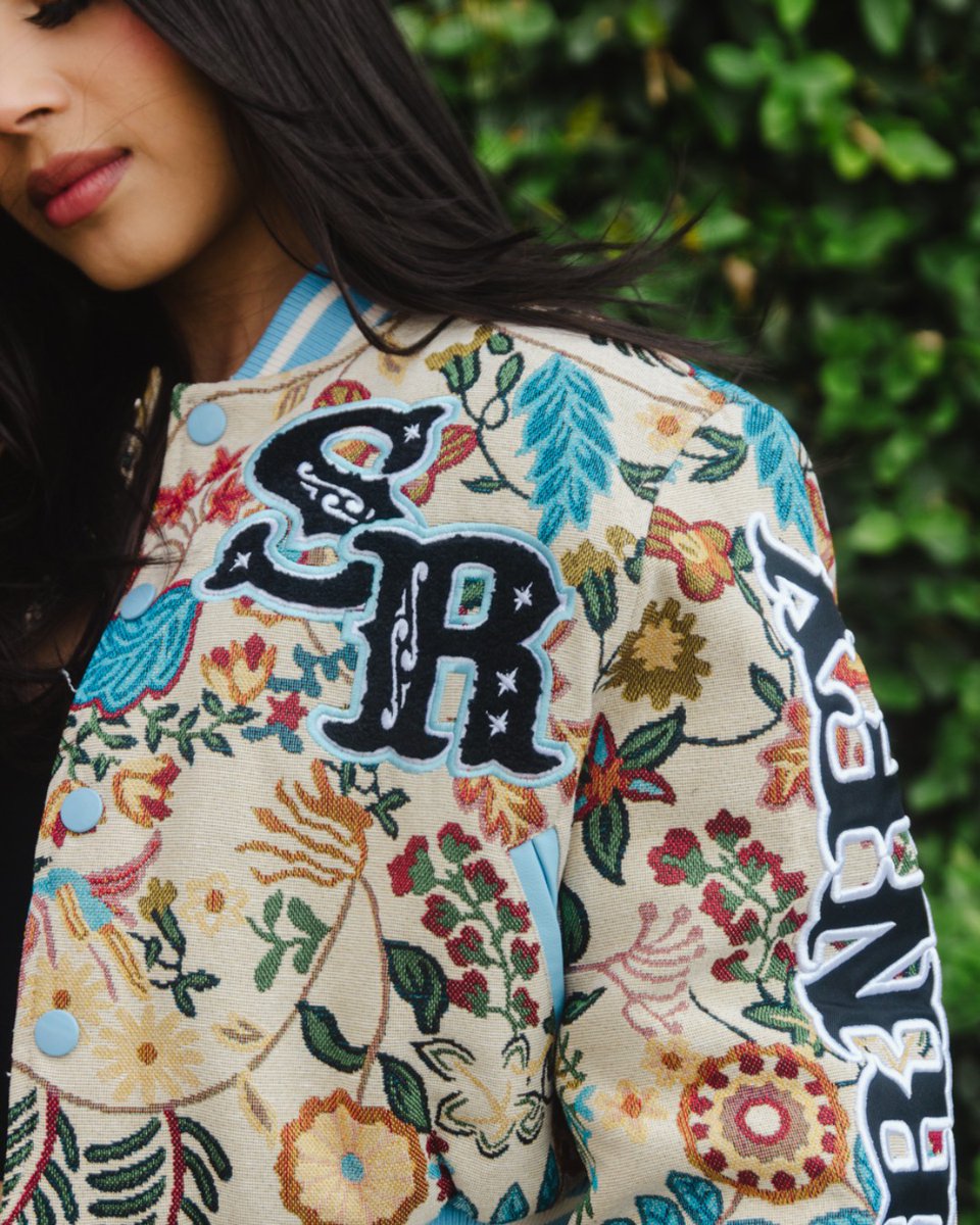 Shiekh's tweet image. Layer up in style with our Botanic-inspired Tapestry Cropped Jacket. 🍃💖

Shop on line, pick up in-store
[Link in Bio]

#SmokeriseNY #StyleInspo #CroppedJacket #Trendy