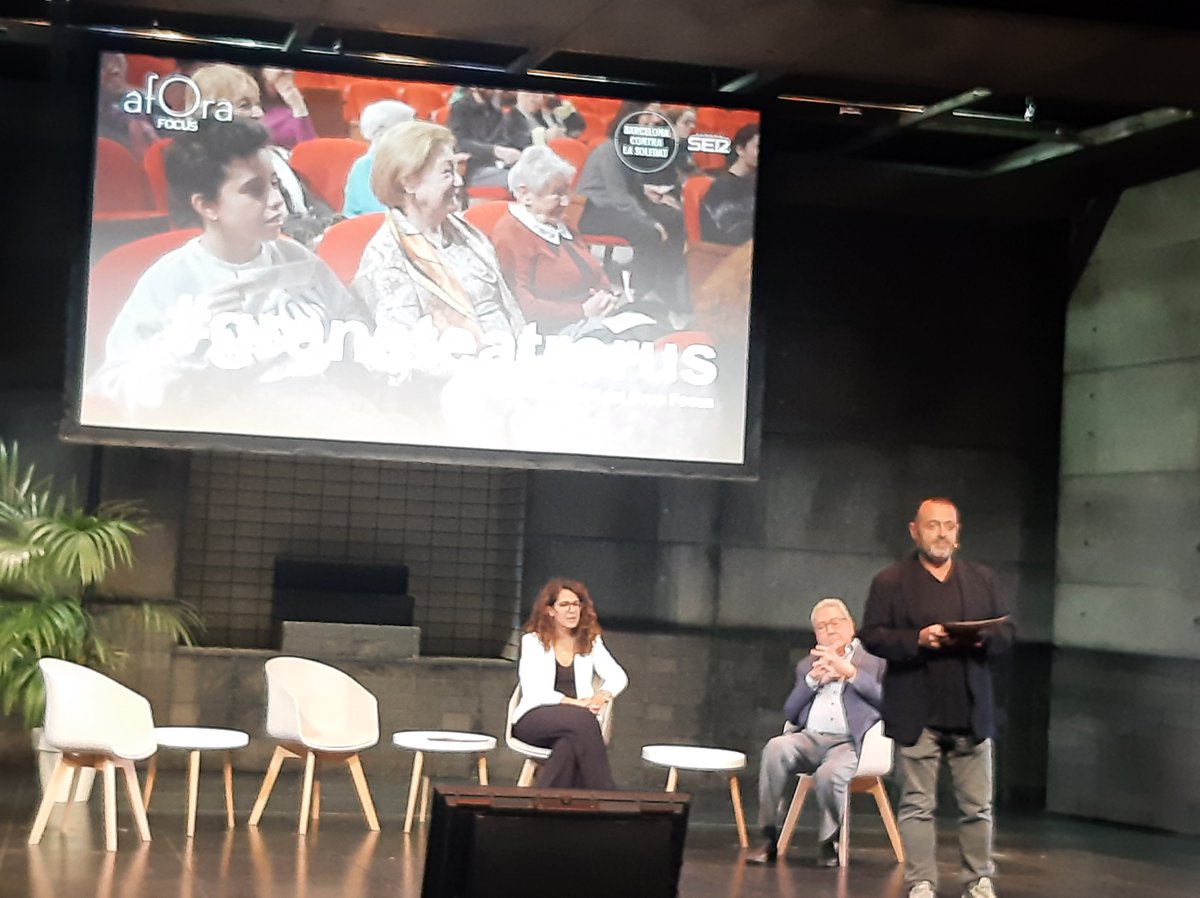 MartaFdezJurjo's tweet photo. 30/09 @PepeZapata ens presenta el projecte social #GransTeatrerus del #GrupFocus al @Teatre_Goya. Una persona gran i una persona jove aniran juntes al teatre, afavorint la relació i els vincles intergeneracionals i ajudant a combatre la soledat i propiciant un envelliment actiu. https://t.co/RWdFiBr5vj