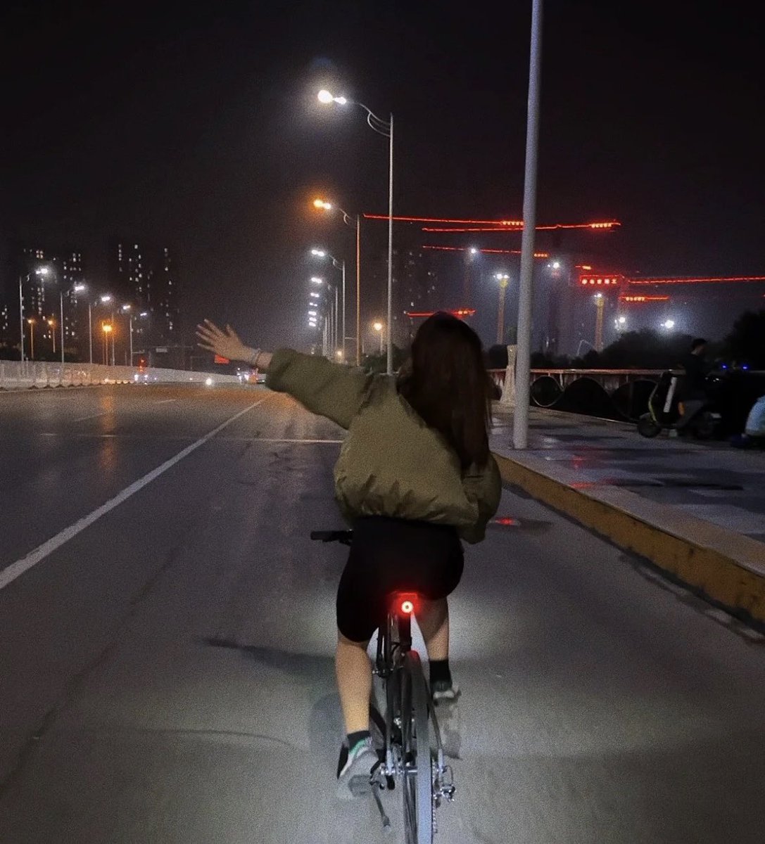 TongzhouBMC's tweet photo. Can you imagine? The Yudai River Bridge in #Tongzhou turns into a dazzling starry sky at night! When the cool autumn breeze blows, the beautiful scenery on both sides of the river can be seen. Here is also one of the perfect photo spots in #Beijing that combines water, bridges, and CBD buildings. At 11 O’clock at night, there are still lots of people fishing, running, or cycling by the river. Evening breeze shares people comfortable and leisurely nights! #vibrantTongzhou #TongzhouLifestyle