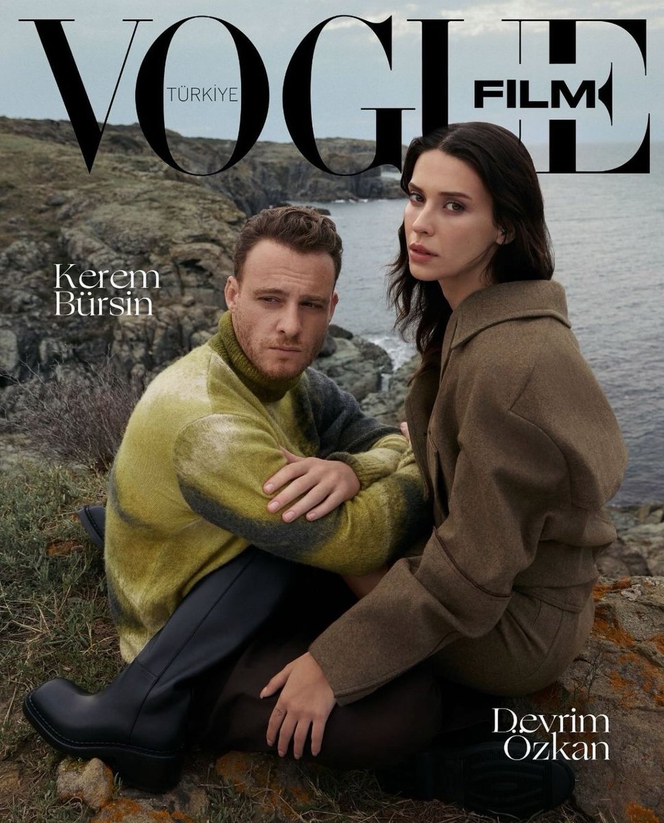 🇪🇸 El amor es eterno • Vogue Türkiye se reunió con #KeremBürsin y #DevrimÖzkan, los actores principales de la película “The Blue Cave” que se estrenará el 18 de octubre en Prime Video. “The Blue Cave”, escrita por Kerem Bürsin y Osman Kaya y dirigida por Altan Dönmez, investiga