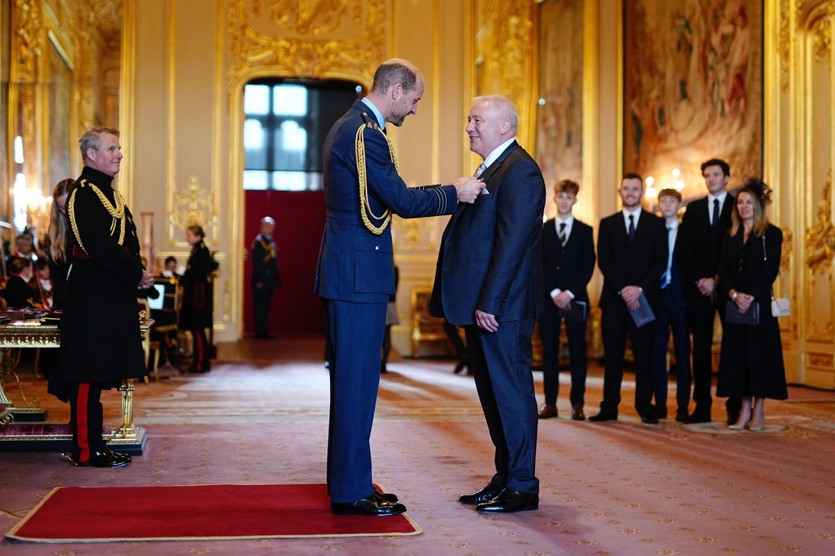 Super Ally 💙

🎖️ Congratulations to #RangersFC Legend Ally McCoist who today received his OBE from Prince William at Windsor Castle.